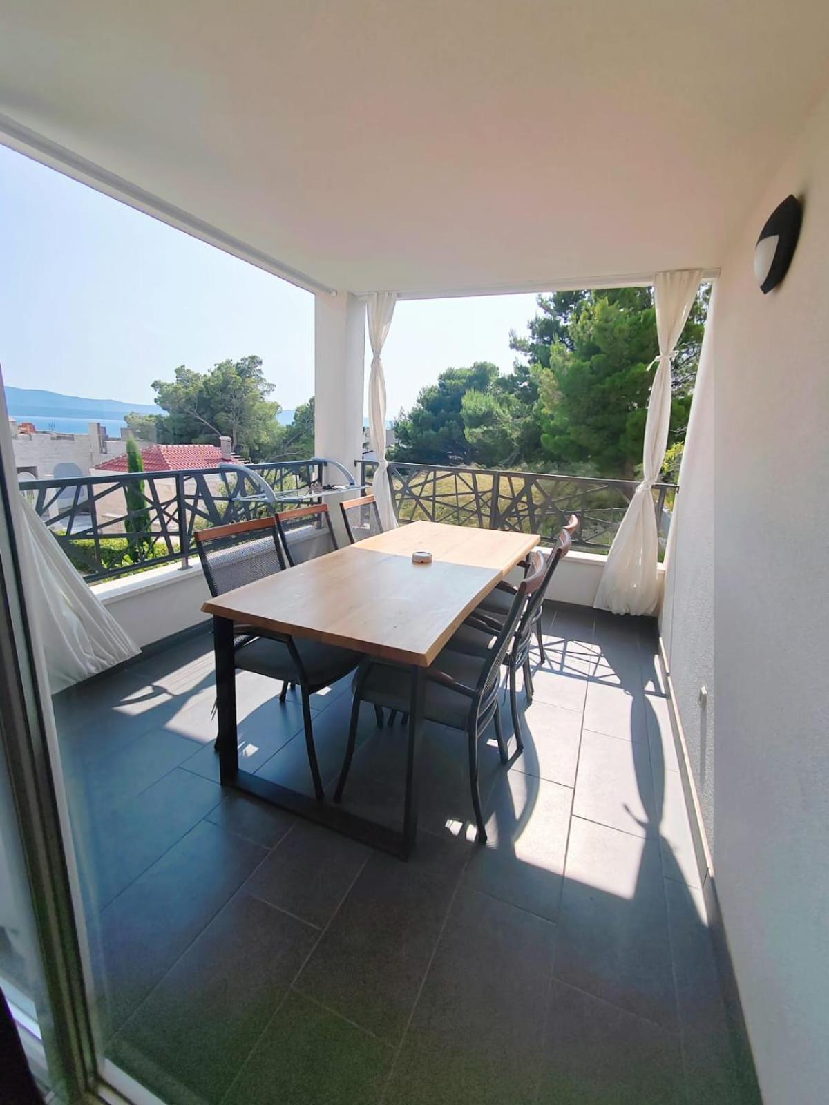 L&L Apartmani 1 Bol Exterior photo