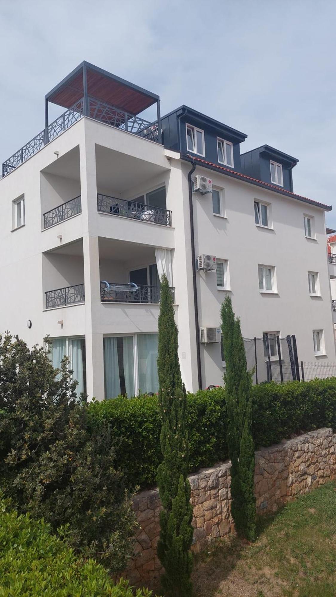 L&L Apartmani 1 Bol Exterior photo