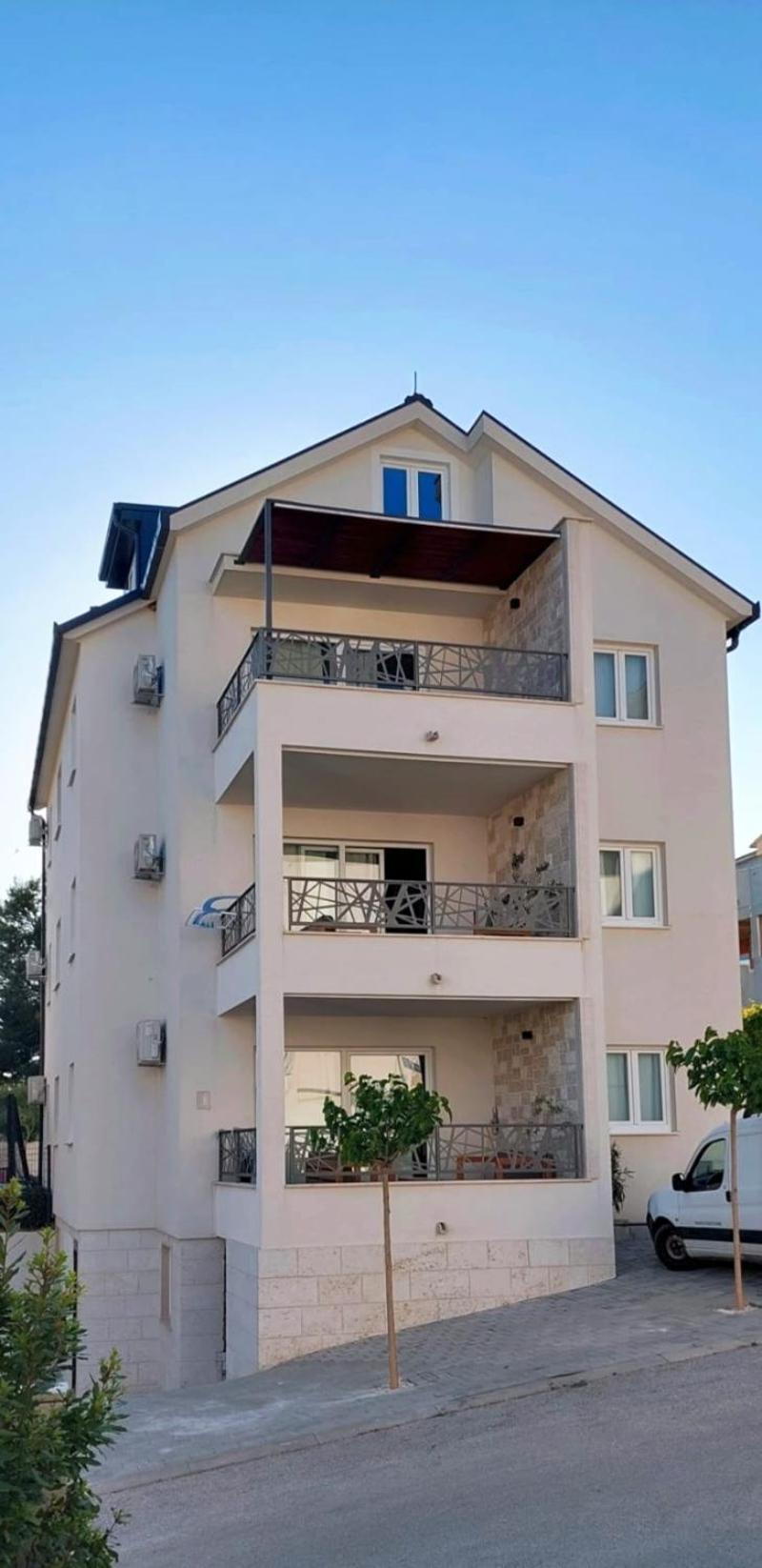 L&L Apartmani 1 Bol Exterior photo