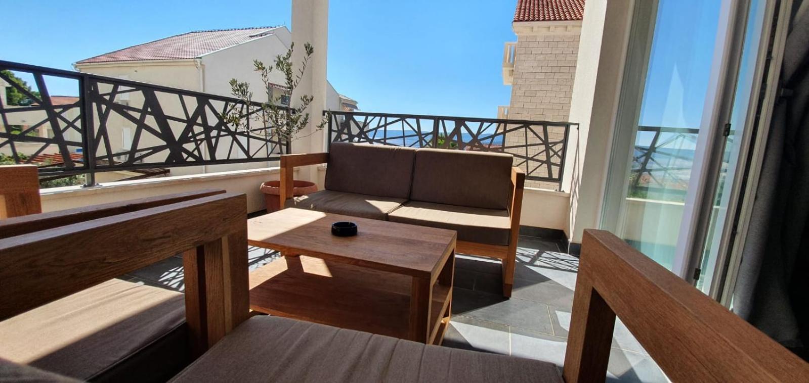 L&L Apartmani 1 Bol Exterior photo