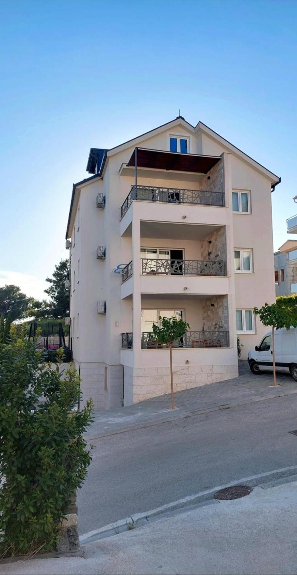 L&L Apartmani 1 Bol Exterior photo