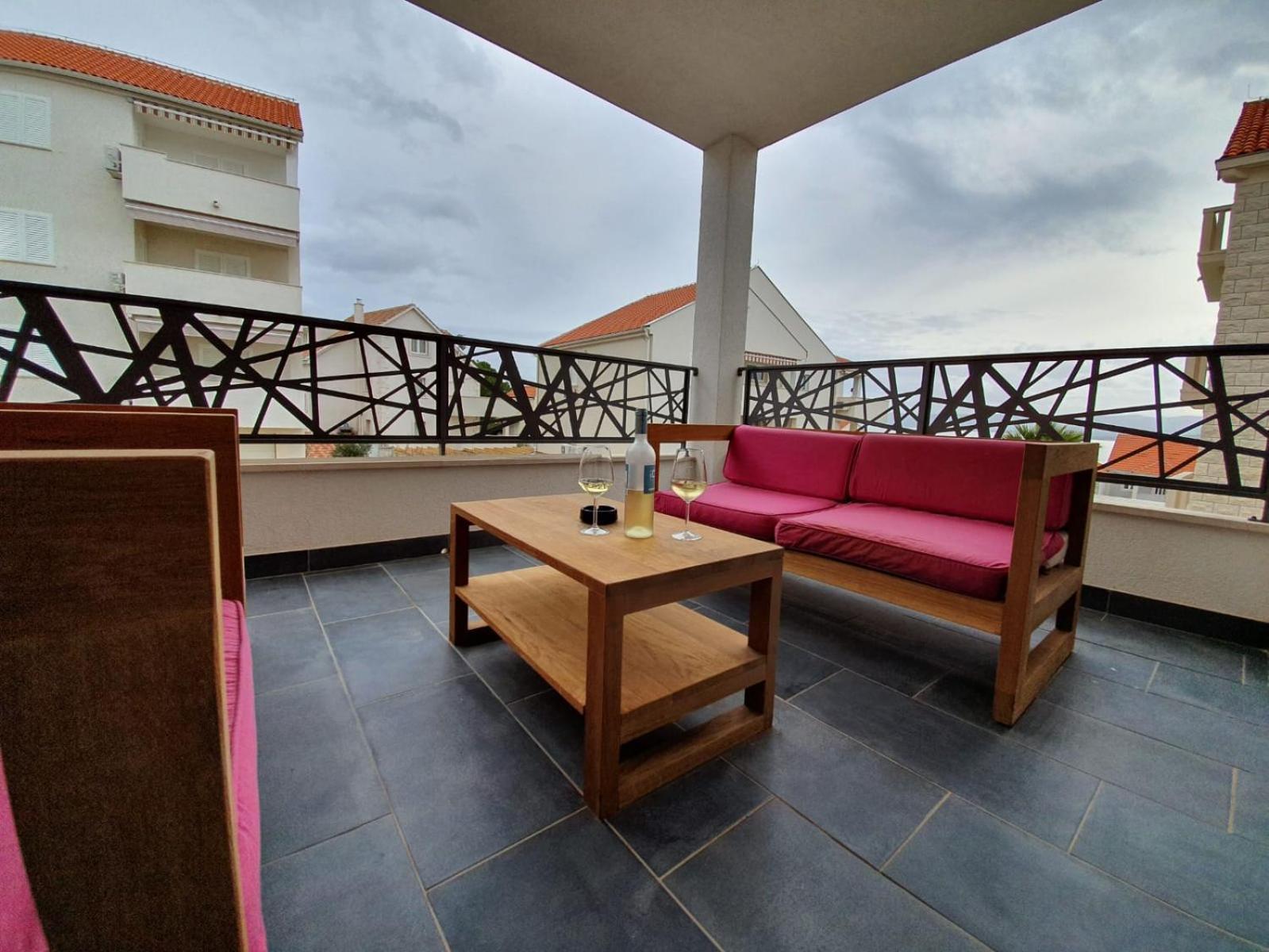 L&L Apartmani 1 Bol Exterior photo